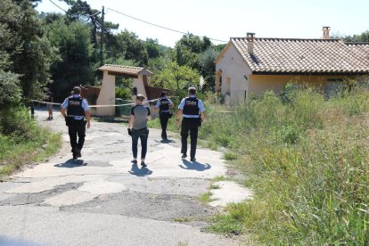 Mossos al buscar indicis a la zona on va aparèixer el cadàver.