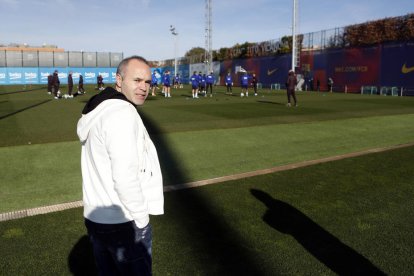 Andrés Iniesta va assistir ahir a l’entrenament del FC Barcelona.