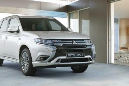 L'Outlander PHEV compta amb l'etiqueta blava de la Direcció General de Trànsit (DGT), és el model híbrid endollable més venut al món.