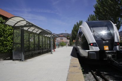 El tren que fa el trajecte de Lleida a la Pobla de Segur, a l’última estació del Pallars Jussà.