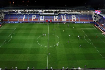 Una imagen insólita de un partido de la Liga de Primera división disputado anoche entre Eibar y Real Sociedad, sin público en las gradas.