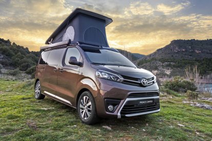 L'univers camper de Toyota permet accedir a una “casa rodadora” en la qual es pot gaudir de tot d'equipament per afrontar aventures.