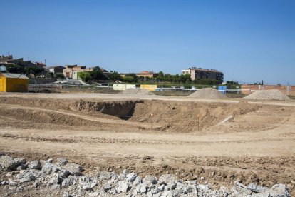 Els treballs de construcció de la primera piscina de Vilagrassa.