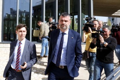 El exconseller Santi Vila, en abril de 2018, a su salida de los juzgados de Huesca tras prestar declaración.