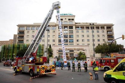 Bombers de Màlaga van agrair ahir la feina del personal sanitari de l’hospital de la ciutat.