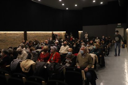 Los vecinos que ayer estrenaron la proyección de cine en Arbeca. 