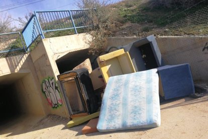 Barricada ayer que taponaba el paso debajo de la vía del AVE.