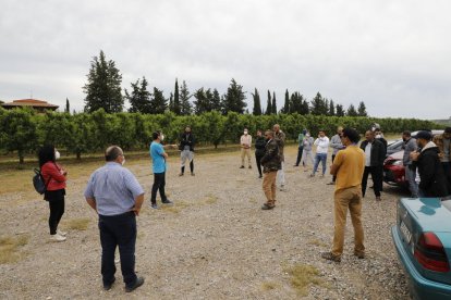 Temporeros y miembros de CCOO se reunieron ayer guardando las distancias de seguridad.