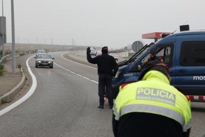 Un control de los Mossos d’Esquadra durante el confinamiento perimetral en Els Alamús. 