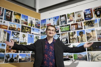 El fotógrafo leridano Toni Prim inauguró en el Espai Cavallers la exposición ‘Benvinguts a Palm City’.