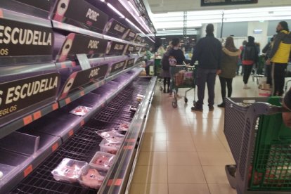 Provisió d'aliments en supermercats de Lleida pel temor al coronavirus