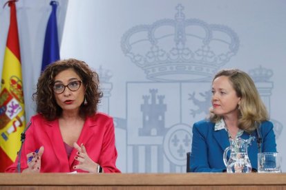 La vicepresidenta tercera i ministra d'Assumptes Econòmics i Transformació Digital del Govern espanyol, Nadia Calviño (dreta) juntament amb la ministra d'Hisenda, María Jesús Montero, durant la roda de premsa celebrada després de la reunió del Consell de Ministres celebrat aquest dimarts al Palau de la Moncloa.