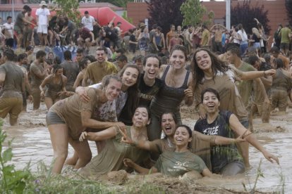 Centenares de estudiantes se acercaron a la ETSEA para celebrar el Agrònom de Ferro. 