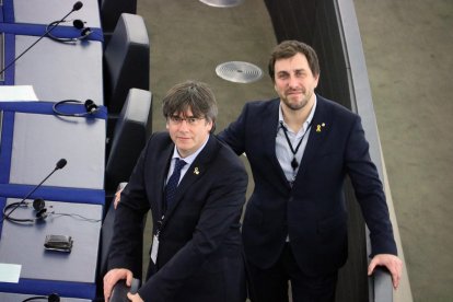 Puigdemont y Comín, ayer, en sus escaños, justo antes de comenzar el pleno de la Eurocámara.