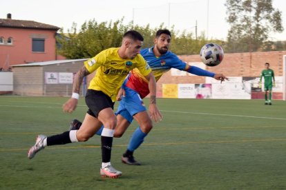 Raúl González, que va tenir la millor ocasió de gol del partit, disputa una pilota amb un rival.