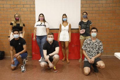 Algunos de los voluntarios de la Creu Roja, que recibieron ayer la formación para la campaña de sensibilización.