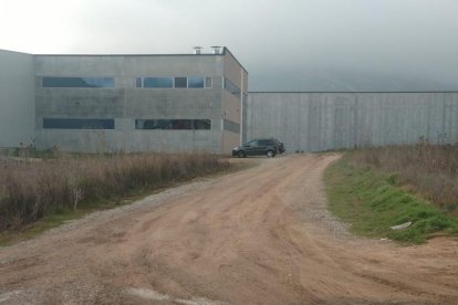 El tramo de avenida limita con el polígono industrial. 