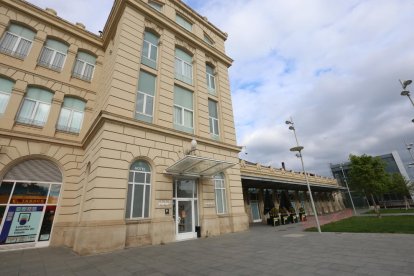 Imagen del exterior del hotel Rambla, en la estación de trenes.