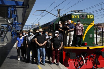 Pasajeros del viaje que se canceló en julio por el confinamiento. 