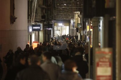 Imatge de l'Eix ahir a la tarda amb centenars de lleidatans.