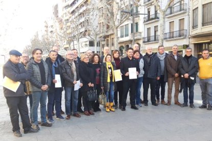 Imagen de los alcaldes que ayer firmaron el manifiesto en Lleida. 