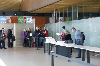 Imatge dels últims esquiadors suecs que van sortir des de l’aeroport d’Alguaire.