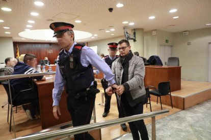 Josep Puig-Gros, saliendo esposado de la última sesión del juicio en la Audiencia de Lleida. 