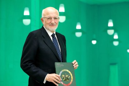 El presidente de Mercadona, Juan Roig, ayer posando con la memoria de 2019 de la compañía.