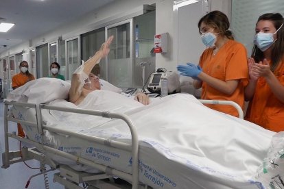 Pasa a planta el paciente con Covid que más tiempo ha pasado en la UCI, 144 días - El Hospital Gregorio Marañón trasladó ayer a planta al paciente de coronavirus que más tiempo ha estado ingresado en una UCI de España, donde ha permanecido u ...