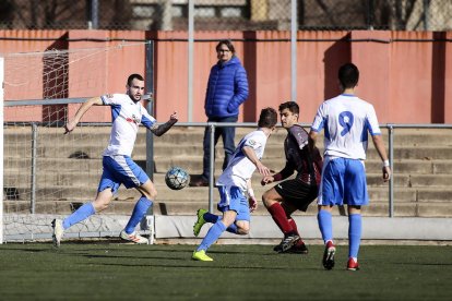 Tres jugadors del Mollerussa superen un rival en una acció del partit que es va disputar ahir.