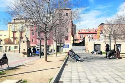 La Guàrdia Urbana, ahir en un control a la plaça del Dipòsit.