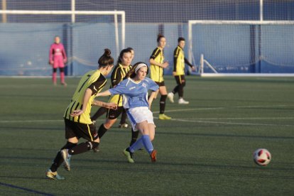 Una jugada del partido de ayer entre el AEM y el Sant Pere Pescador.