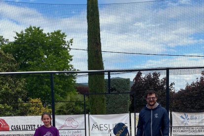 Jordi Sánchez, del club Urban Sport de La Seu d’Urgell, ayer dando clase a una joven jugadora.