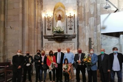 Entrega del título Socio de Honor ayer al sacerdote Joaquín Recasens tras la misa en Sant Joan. 