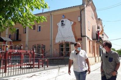 El equipo de Lleida TV por las calles con murales en Penelles. 