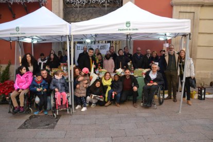 Alumnes de les Escoles Especials Llar de Sant Josep, ahir davant del seu mercat de Nadal.