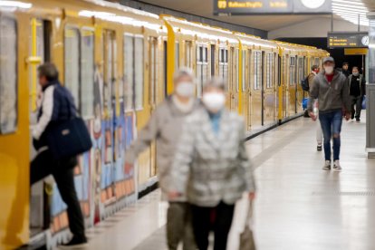 Pasajeros en la estación de metro de Amrumer Strasse, en Berlín.