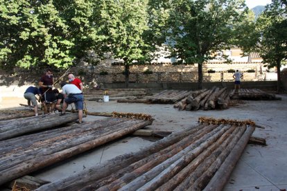 Últimos preparativos de los Raiers de Coll de Nargó antes de surcar hoy el Segre.