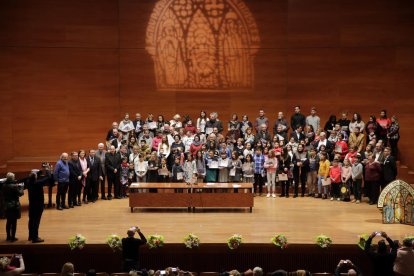 Fotografia final a l’Auditori Enric Granados amb els guanyadors i organitzadors del concurs de l’Agrupació Ilerdenca de Pessebristes.