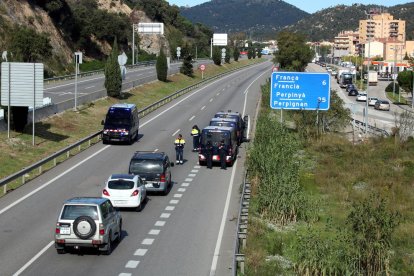 Cotxes que els manifestants han deixat a l'AP-7.