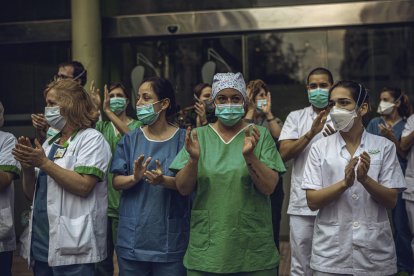 Personal médico del Hospital Clínic responde con aplausos a las muestras de apoyo que recibe. 