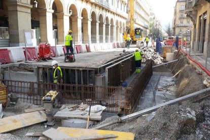 Els treballadors van reprendre ahir les obres de construcció del ‘talp’ ferroviari a Sant Sebastià.