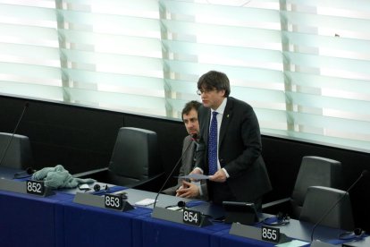 Puigdemont, al costat de Toni Comín, durant la seua primera intervenció com a eurodiputat a Estrasburg.