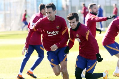 Sergio Busquets y Riqui Puig durante el entrenamiento previo al encuentro frente al Levante.