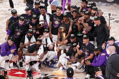 Los jugadores de los Lakers posan con el trofeo conquistado tras ganar el sexto partido de la serie.