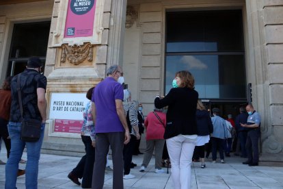 Visitants del MNAC entrant al museu en el primer dia de reobertura de l’equipament.