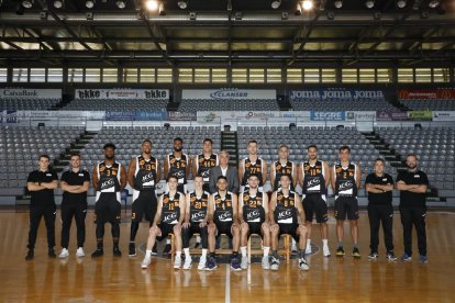 La plantilla del Força Lleida hizo ayer la sesión fotográfica oficial previa al inicio del campeonato liguero del próximo viernes.