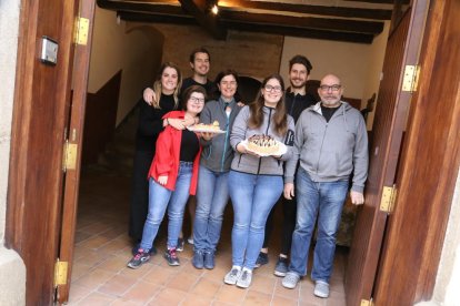 La familia de Cal Magí, de Vilanova de Bellpuig, regaló una mona al fotógrafo de SEGRE. A la derecha, Martina Semis Sangrà, de Balaguer, con su mona elaborada en casa.