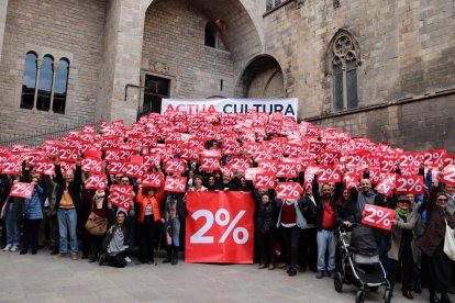 Representantes de las artes escénicas, el arte, la música, el audiovisual y las letras se manifestaron el lunes en la plaza del Rei de Barcelona.