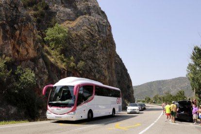 Un autocar a la carretera C-13 a Camarasa l’estiu passat.